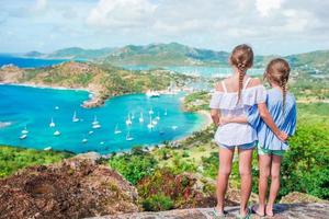 crianças com bela vista famosa. vista do porto inglês de shirley heights, antígua, paradise bay na ilha tropical no mar do caribe