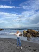 jovem mulher bonita relaxar na praia foto