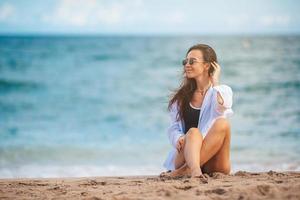 jovem mulher bonita relaxar na praia foto