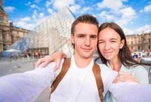 casal jovem romântico tomando selfie em paris foto