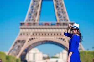 mulher bonita em paris fundo a torre eiffel durante as férias de verão foto