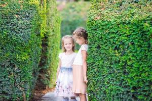 meninas adoráveis ao ar livre no horário de verão nas férias na europa foto