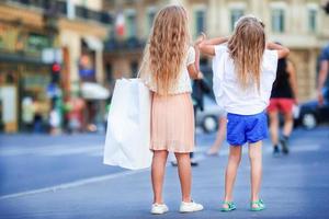 adorável moda meninas ao ar livre na cidade europeia foto