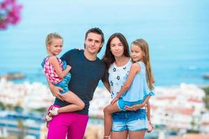 família em férias de praia na Europa foto