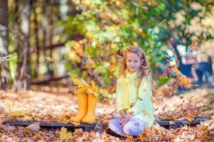 retrato de uma menina adorável ao ar livre em um lindo dia de outono