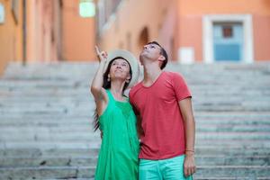 casal romântico nas escadas em roma desfruta de férias italianas. amantes felizes andando na atração turística do marco de viagem foto