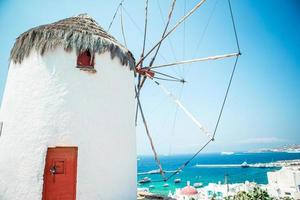 antigos moinhos de vento tradicionais sobre a cidade de mykonos. foto