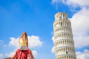 família de pai e filho fundo a torre de aprendizagem em pisa. pisa - viaje para lugares famosos na Europa. foto