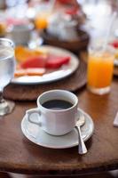 café preto, suco e frutas no café da manhã em um café no resort exótico foto