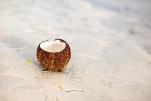 coco na praia tropical de areia branca em um dia ensolarado foto