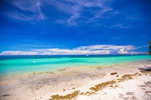 praia tropical perfeita com águas azul-turquesa e praias de areia branca foto