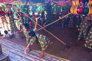 crianças filipinas dançando no rio loboc foto