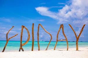 palavra sexta-feira feita de madeira na ilha boracay fundo mar turquesa foto