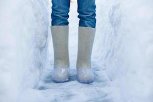 close-up de botas quentes para os pés dos homens na neve branca foto