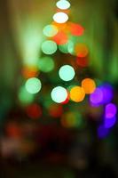 luzes da árvore de natal turva isoladas na cor foto