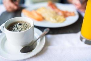 delicioso saboroso café preto e suco fresco no café da manhã no café ao ar livre foto