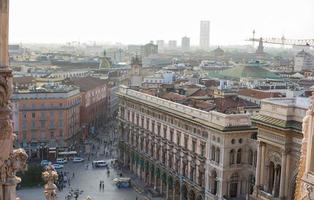 bela vista do telhado da catedral duomo, milão, itália foto