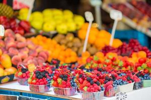 frutas silvestres em um mercado. mirtilos, framboesas, morangos, cerejas e amoras no mercado. jardinagem, agricultura, colheita e conceito de floresta. foto