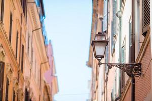 velhas belas ruas vazias em roma, itália. close-up de uma luz de rua na casa da cidade foto