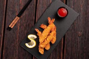 camarão frito tempura com molho de pimentão doce - vista superior de comida japonesa asiática foto