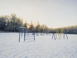 pôr do sol de inverno no parque coberto de neve. temporada e conceito de clima frio foto