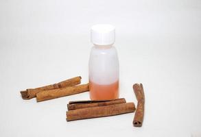 remédio para tosse de xarope simples com fundo branco, foto aproximada de frascos brancos para tosse