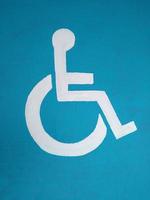 cadeira de rodas, estacionamento para deficientes ou acessibilidade ou sinal de acesso ícone azul plano para aplicativos e impressão foto