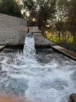 fluxo de água de irrigação de tubo para canal para campos agrícolas foto