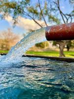 fluxo de água de irrigação de tubo para canal para campos agrícolas foto