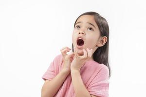 menina bonitinha ásia muito animada e gritando foto