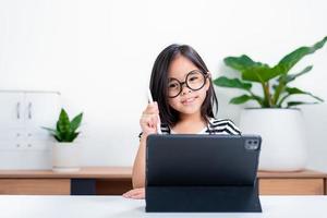 aluna asiática empolgada com a videochamada aprendendo a estudar aula on-line ou a pessoa aprende na escola em casa com o tablet