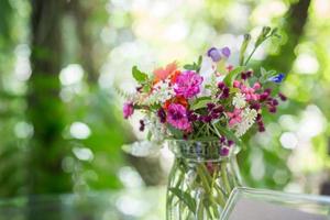 bom dia com buquê de flores na mesa foto