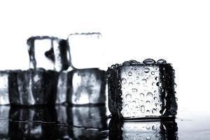 cubos de gelo com gotas de água foto