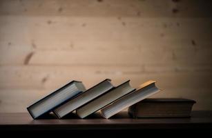 pilha de livros na mesa de madeira foto