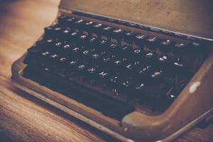 máquina de escrever vintage em uma mesa de madeira foto