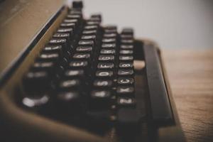 close-up de uma máquina de escrever vintage