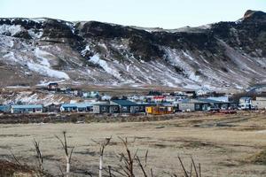 cidade perto das montanhas foto