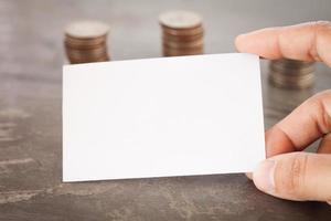 close-up de uma mão segurando um cartão em branco foto