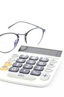 óculos e uma calculadora foto
