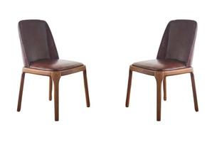 duas cadeiras clássicas marrons isoladas em um fundo branco