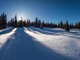 montanha coberta de neve foto