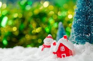 boneco de neve em miniatura e casa na neve