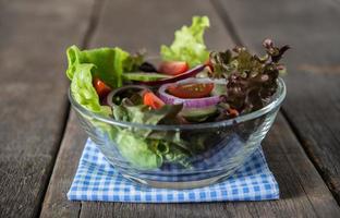 tigela de salada de legumes frescos foto