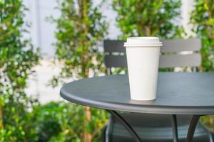 xícara de café com espaço de cópia em uma mesa foto