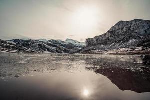 Cordilheira refletindo em um lago congelado