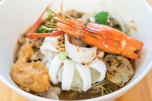 sopa asiática de macarrão de frutos do mar