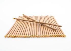 pauzinhos de bambu em fundo branco foto