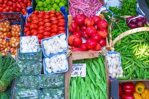 frutas e legumes em um mercado de agricultores foto