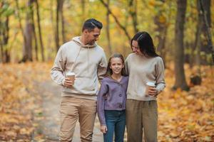 retrato de família feliz de três em dia de outono foto