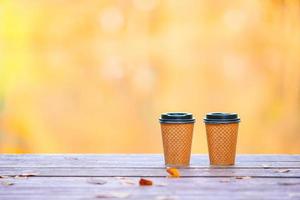 café para ir a um cais de madeira no lago em um dia de outono foto